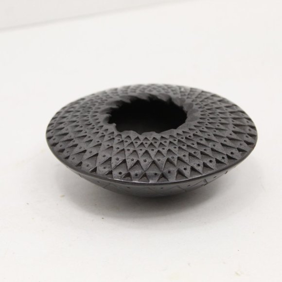 Mata Ortiz Graphite Flying Saucer Pot by Lucia Quezada - Picture 2 of 5